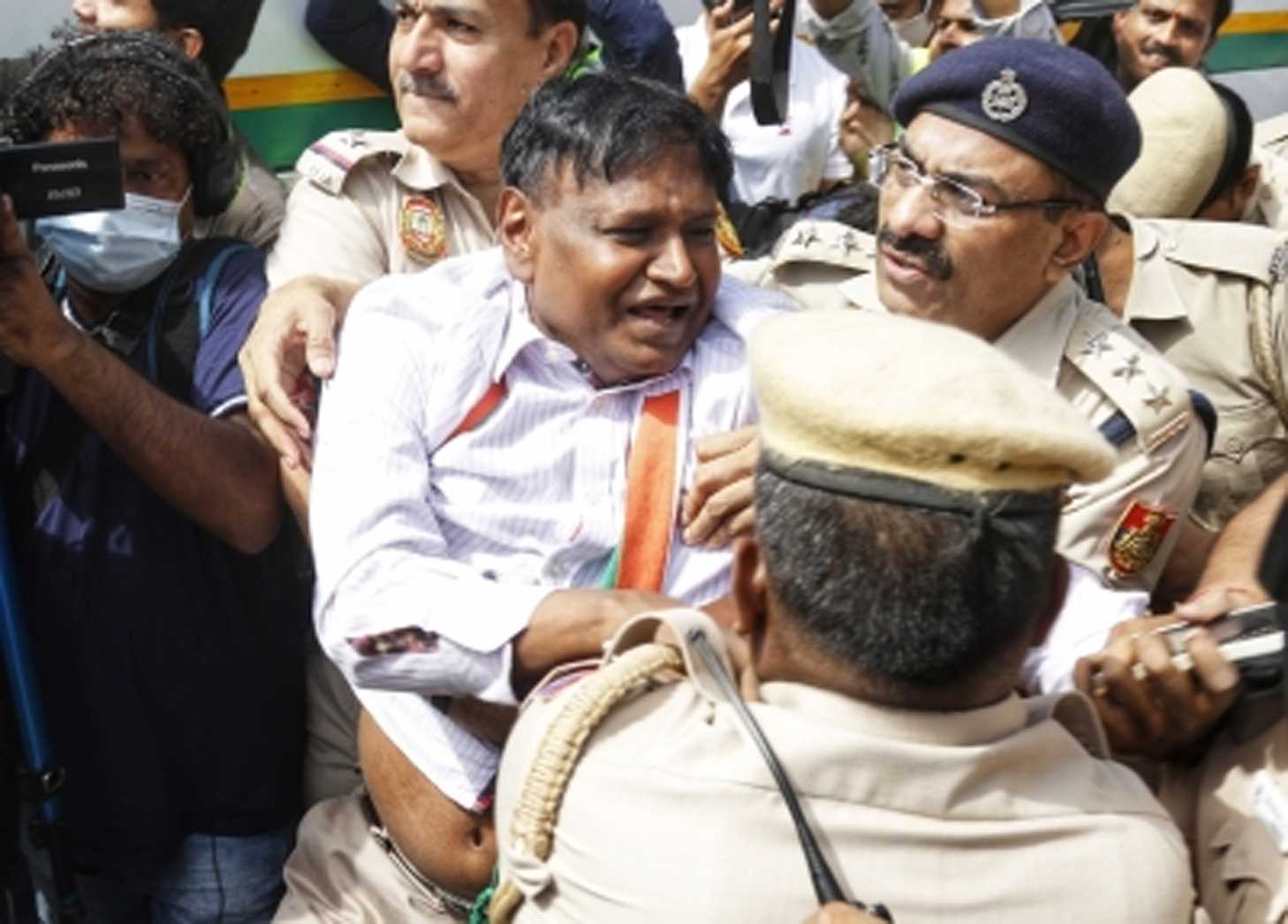 कांग्रेस के 26 सांसदों, 5 विधायकों सहित 459 कार्यकर्ता हिरासत में लिए गए : दिल्ली पुलिस